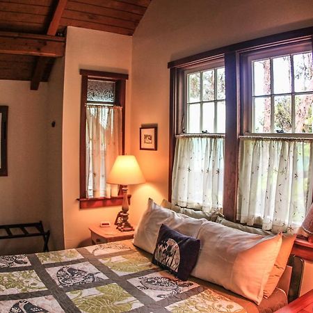Ferny Hollow: Romantic Rainforest Cottage Volcano Buitenkant foto
