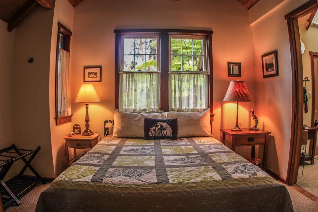 Ferny Hollow: Romantic Rainforest Cottage Volcano Buitenkant foto