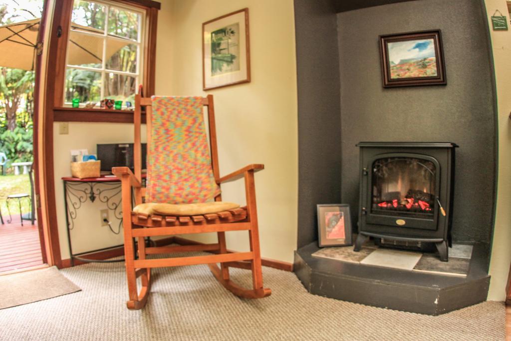 Ferny Hollow: Romantic Rainforest Cottage Volcano Buitenkant foto